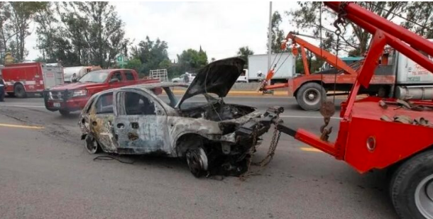 Hallan cinco cuerpos calcinados dentro de auto en Puebla