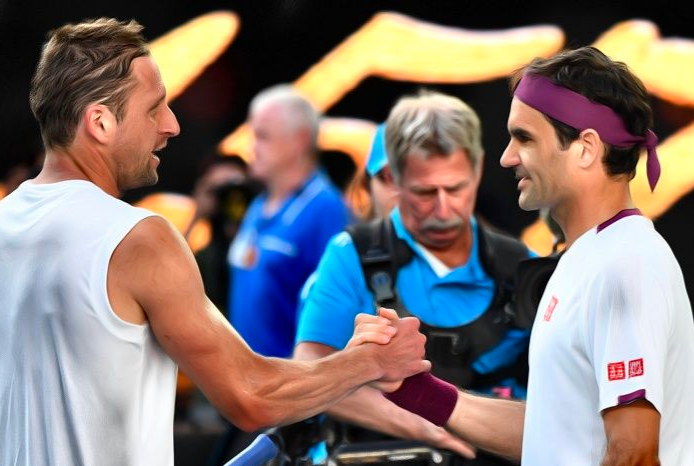 Roger Federer gana en el Australian Open ¡con ayuda de una NIÑA! (VÍDEOS)