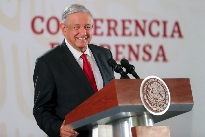 AMLO desayuna con legisladores de MORENA en Palacio Nacional; revisan agenda