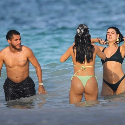 Jonathan Dos Santos se divierte en Tulum con dos modelos