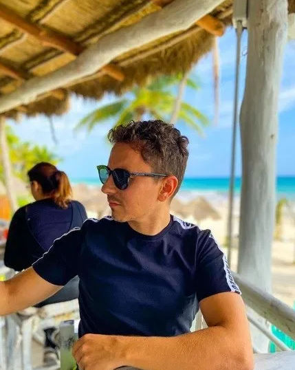 JORGE LORENZO, CAMPEÓN MUNDIAL DE MOTOCICLISMO VISITA TULUM