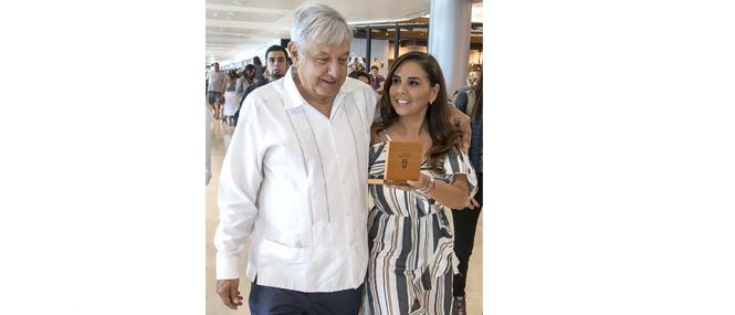 RECIBE AMLO MONEDA CONMEMORATIVA Y AVANCE DE TODOS POR LA PAZ: MARA