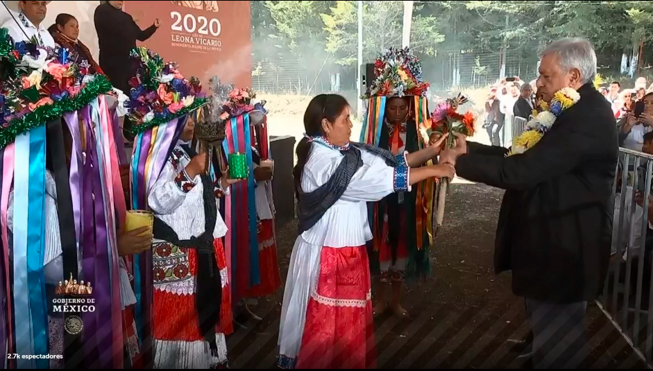 AMLO recibe de mujer otomí la vara de mando en su mitin en Querétaro