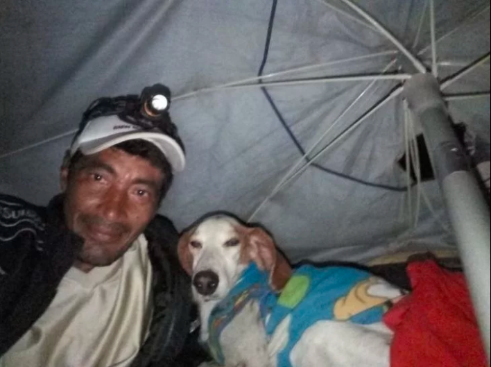 VIRAL: Heroico hombre recorre el país salvando perritos ¡En triciclo!