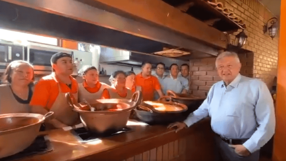 AMLO visita restaurante de comida mexicana, asegura: “no nos quisieron cobrar”