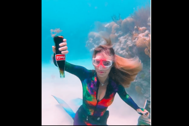 INSÓLITO: Abre una coca cola en el fondo del mar y lo que pasa es increíble