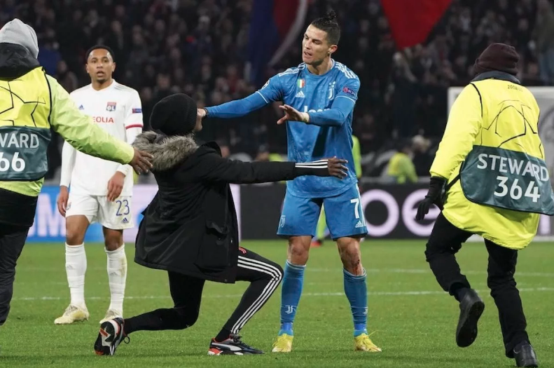 VIDEO: CR7 empuja a mujer en el Lyon vs Juventus ¿ANTIFEMINISTA?