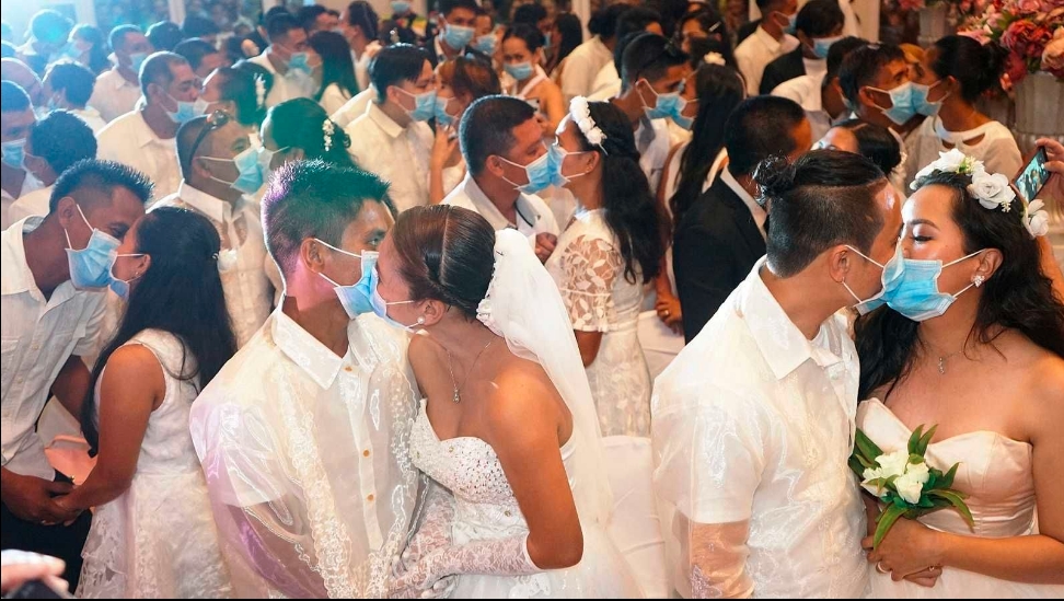 VIDEO VIRAL: Se arma boda masiva y se casan en medio del coronavirus