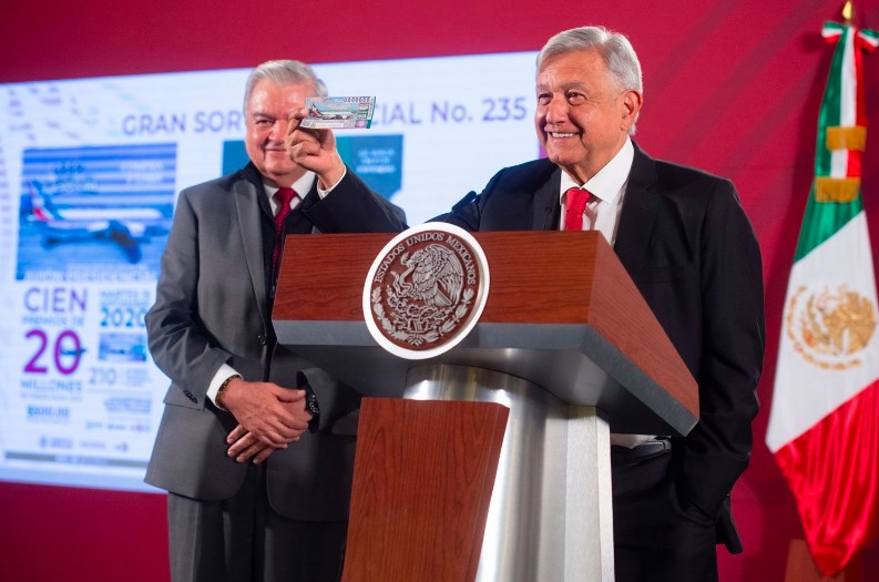 AMLO compra su “cachito” para la rifa del Avión Presidencial, paga sus 500 pesos