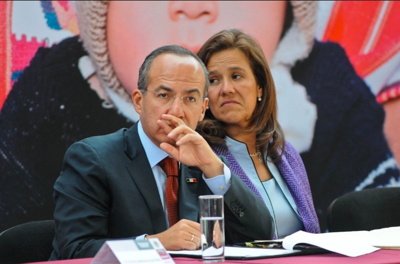 Felipe Calderón en silencio mientras Margarita Zavala habla hasta por los codos