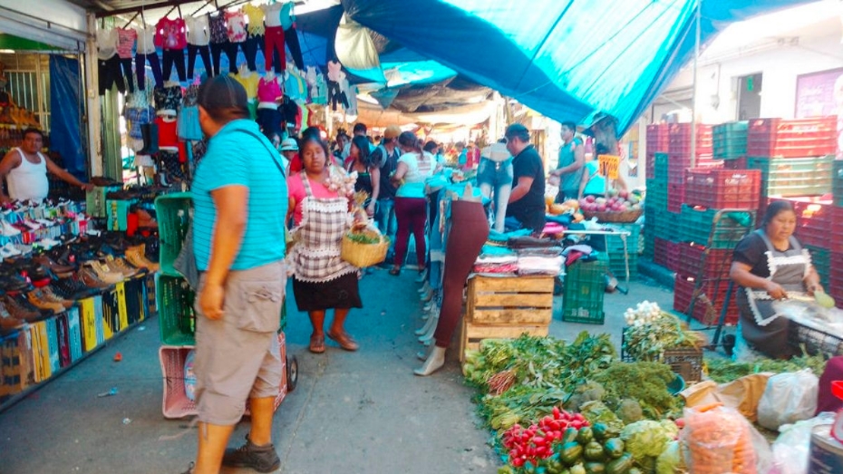 AMLO anuncia censo para otorgar créditos al comercio informal