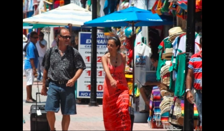 Turistas en Cancún no utilizan cubrebocas y provocan molestia de habitantes