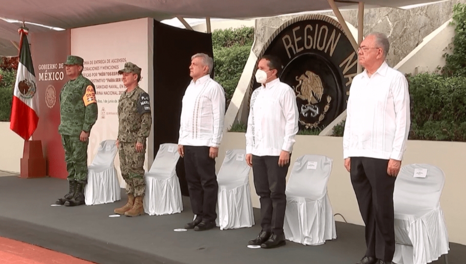 AMLO reconoce a médicos de la Marina que hacen frente al Covid-19