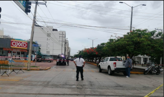 DOMINGO VIOLENTO EN PLAYA: EJECUTAN A UN HOMBRE AFUERA DE UN OXXO EN LA COLONIA ZAZIL HA