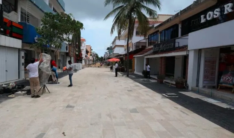 Gobierno de Solidaridad suma a la red de drenaje a negocios de la Quinta Avenida