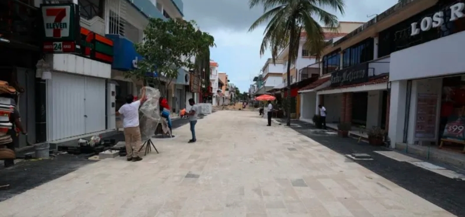 Gobierno de Solidaridad suma a la red de drenaje a negocios de la Quinta Avenida