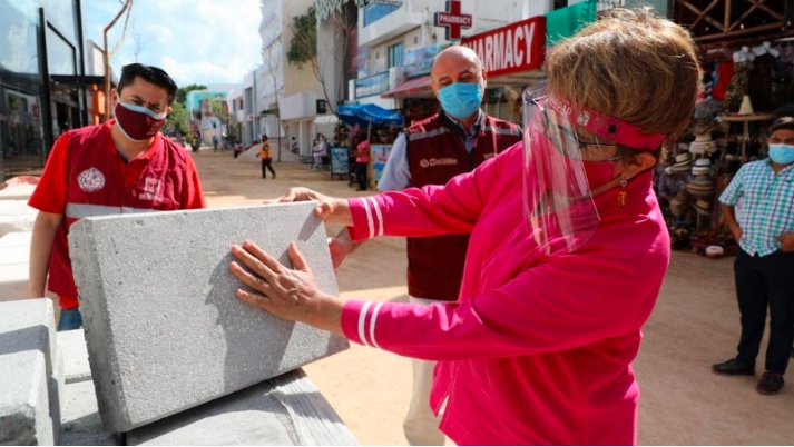 La renovación de la Quinta Avenida avanzan en la colocación de adocreto