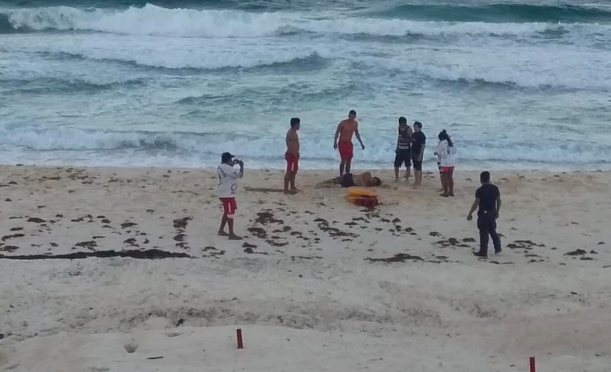 Joven lucha por su vida tras meterse a nadar en playa cerrada al público