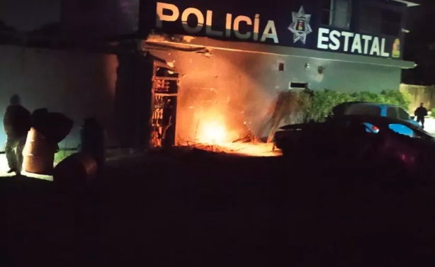 Explota auto afuera de base policíaca de Playa del Carmen