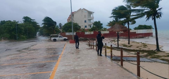 Detienen a bañistas por meterse al mar tras el paso del huracán Zeta