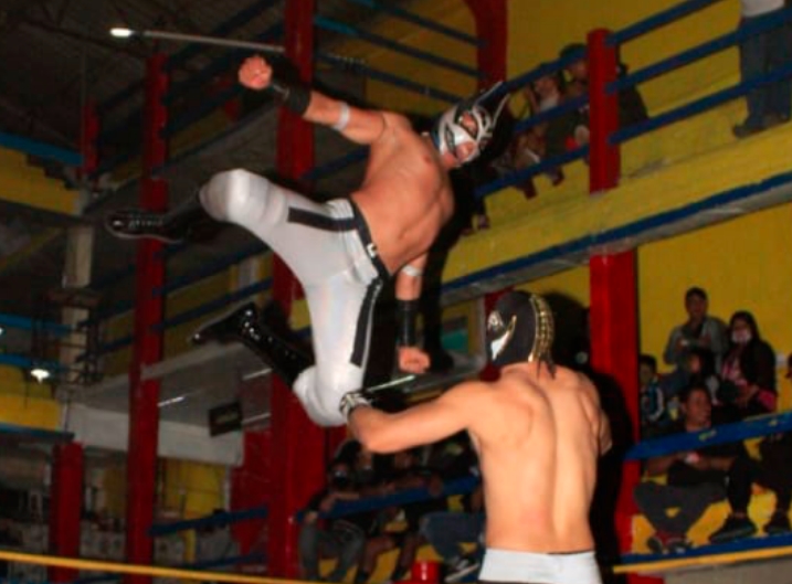 Muere luchador Príncipe Aéreo tras desvanecerse en pleno ring (VIDEO)