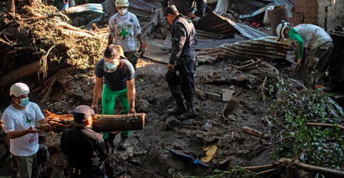 DESLAVE DEJA SALDO DE 6 MUERTOS, 35 DESAPARECIDOS Y DECENAS DE CASAS ENTERRADA EN LODO EN EL SALVADOR