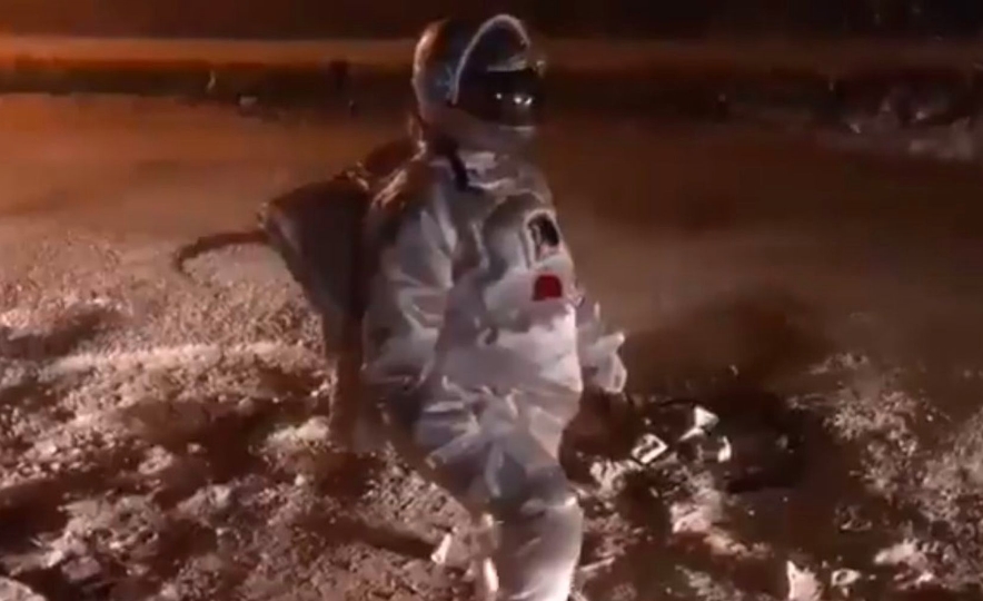 VIDEO: Hombre vestido de astronauta simula caminar en la Luna en calle con baches