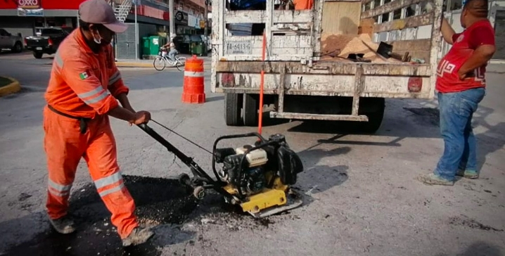 Avanzan programas de bacheo y limpieza en Solidaridad