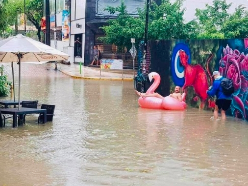 Transitan en salvavidas y canoas por el centro de Playa del Carmen