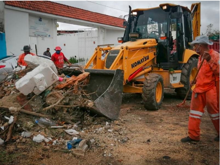 Trabajan cuadrillas de Servicios Públicos 24 horas para limpiar Solidaridad