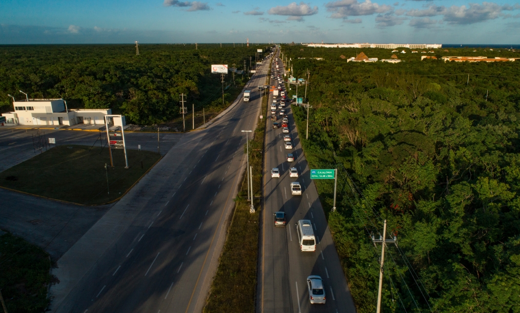 Federación “olvida” reparar socavón en carretera de la Riviera Maya