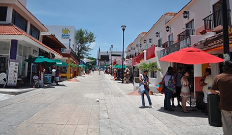 La mitad de negocios en Playa del Carmen, cierran