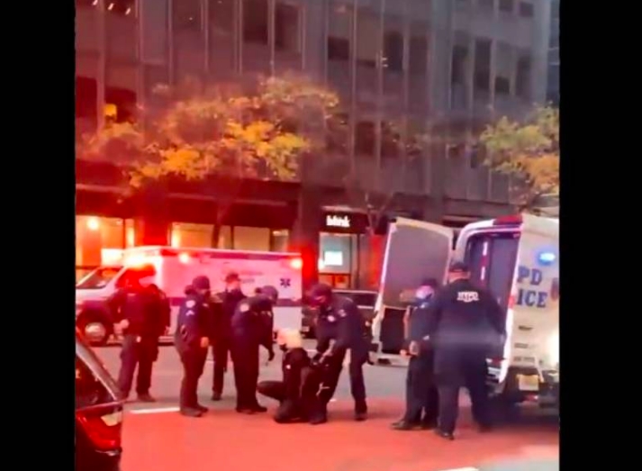 Un carro se lleva por delante a manifestantes de Black Live Matter en NY