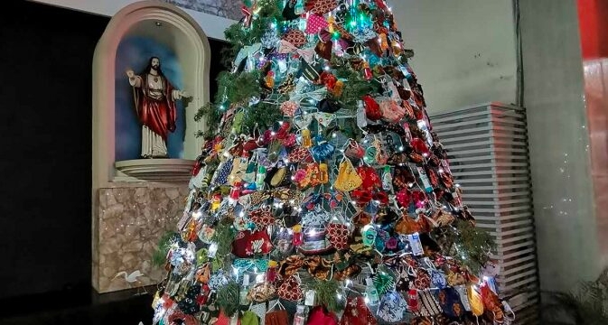 NAVIDAD A PRUEBA DE COVID: DECORAN ÁRBOL CON CUBREBOCAS Y GELES