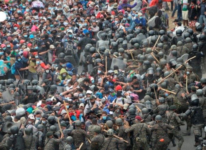 Autoridades de Guatemala detienen con violencia a caravana migrante hondureña