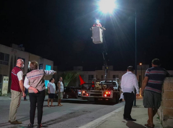 Renuevan alumbrado público en Playa del Carmen