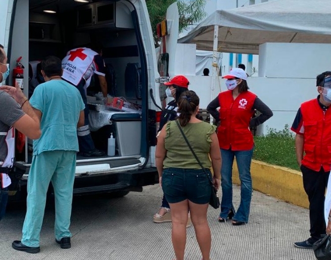 Reparte Cruz Roja tamales a personal médico en Playa del Carmen