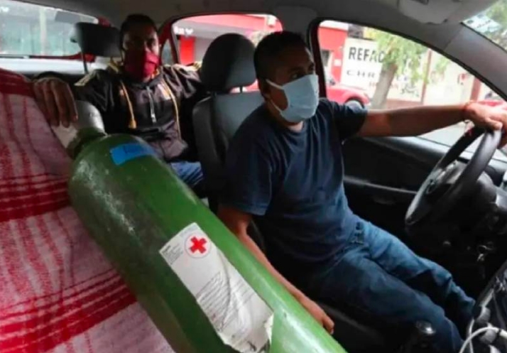 Taxista es amenazado para llevar a paciente Covid; llevaban una pistola