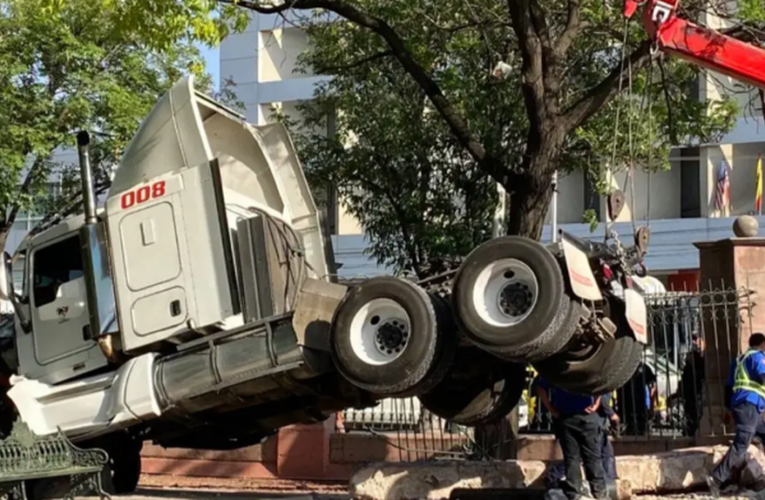 Por ir a exceso de velocidad termina dentro del parque