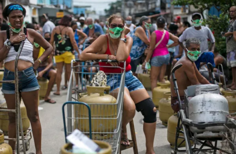 Nuevas olas, aumento de contagios, escasez de vacunas y elecciones: el panorama de la pandemia en Sudamérica