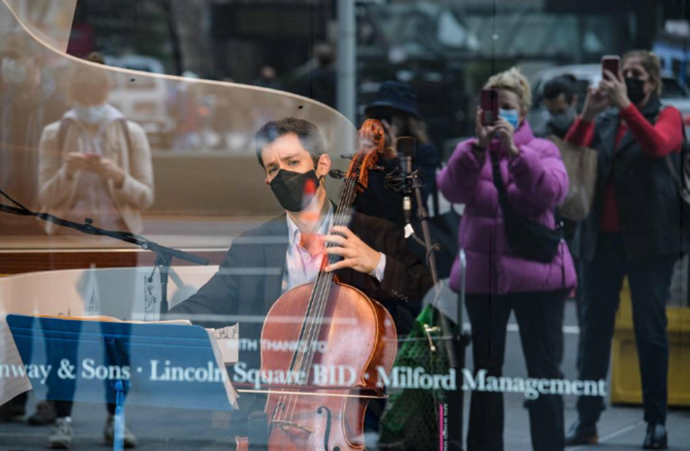 Músicos en Nueva York se toman vitrinas de tiendas para convertirlas en escenarios emergentes