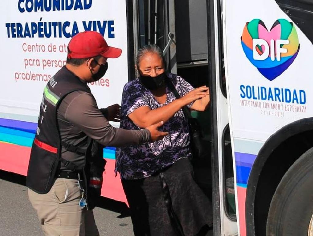 Gobierno de Solidaridad asiste a adultos mayores en vacunación contra la Covid-19