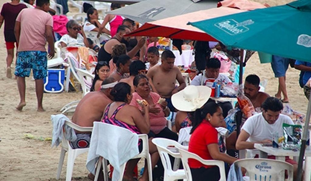 Abarrotan playas en el país sin medidas sanitarias, por “puente”