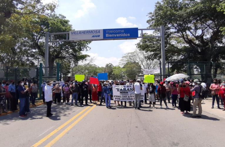 Damnificados protestan en visita de AMLO a Tabasco