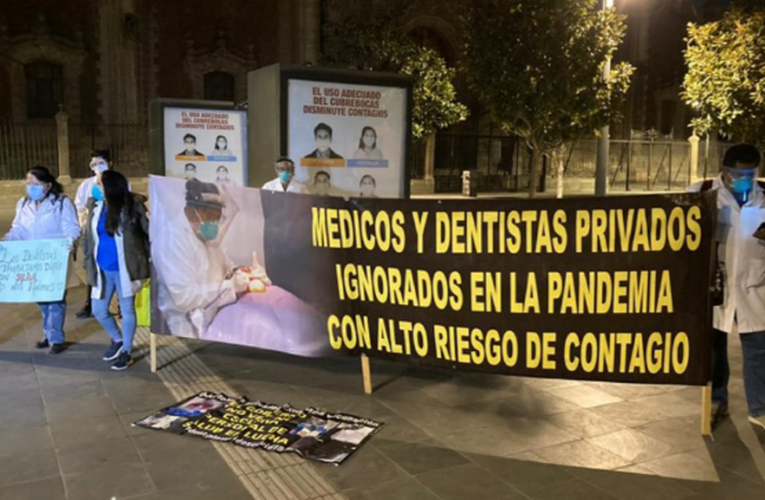 Médicos privados y dentistas protestan afuera de Palacio Nacional; exigen vacuna contra COVID-19