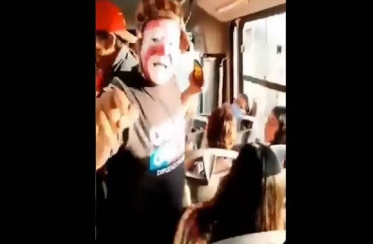 Video: Quedan payasito y pasajeros atrapados en una balacera; pasan de la risa a los gritos