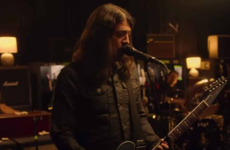 Dave Grohl interpreta «Nausea» de la banda X en compañía de Krist Novoselic, Dave Lombardo y su hija Violet