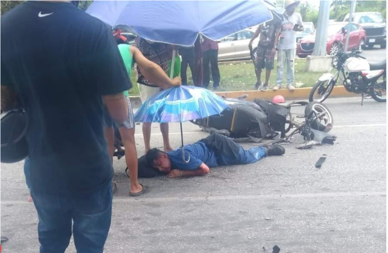 Choque deja gravemente lesionado a motociclista sobre la Andrés Quintana Roo de Cancún