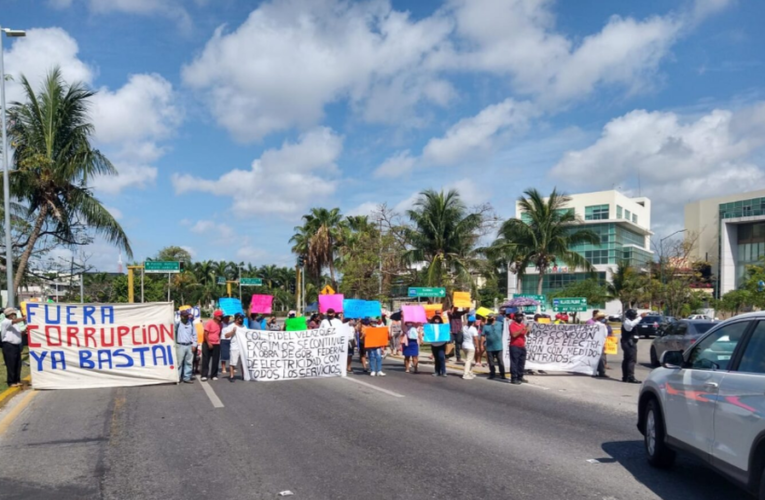 Bloquean habitantes de colonias irregulares entrada a la Zona Hotelera de Cancún