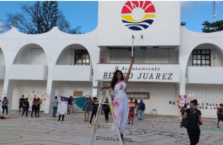 ‘ESCULTURAS VIVIENTES’ PROTESTAN EN PLAZA DE LA REFORMA: Víctimas del 9N montan ‘Museo de la Impunidad’ en Cancún para exigir justicia